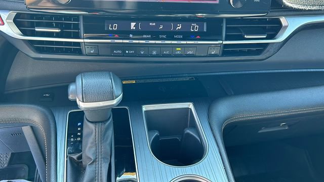 Used 2024 Toyota Sienna XLE Woodland Edition image 23