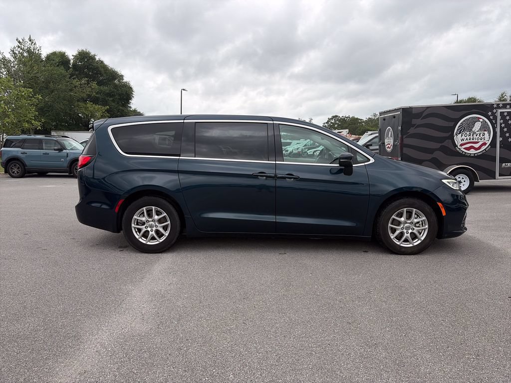 Used 2023 Chrysler Pacifica Touring-L FWD image 8