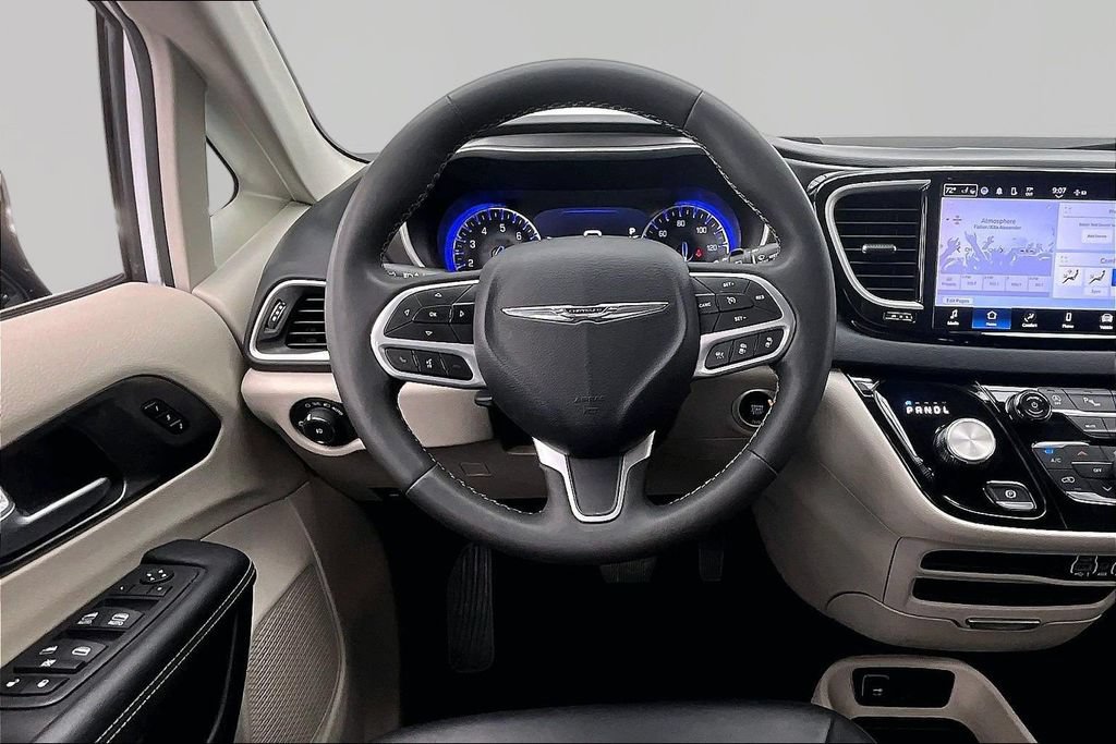 Used 2024 Chrysler Pacifica Touring-L FWD image 5