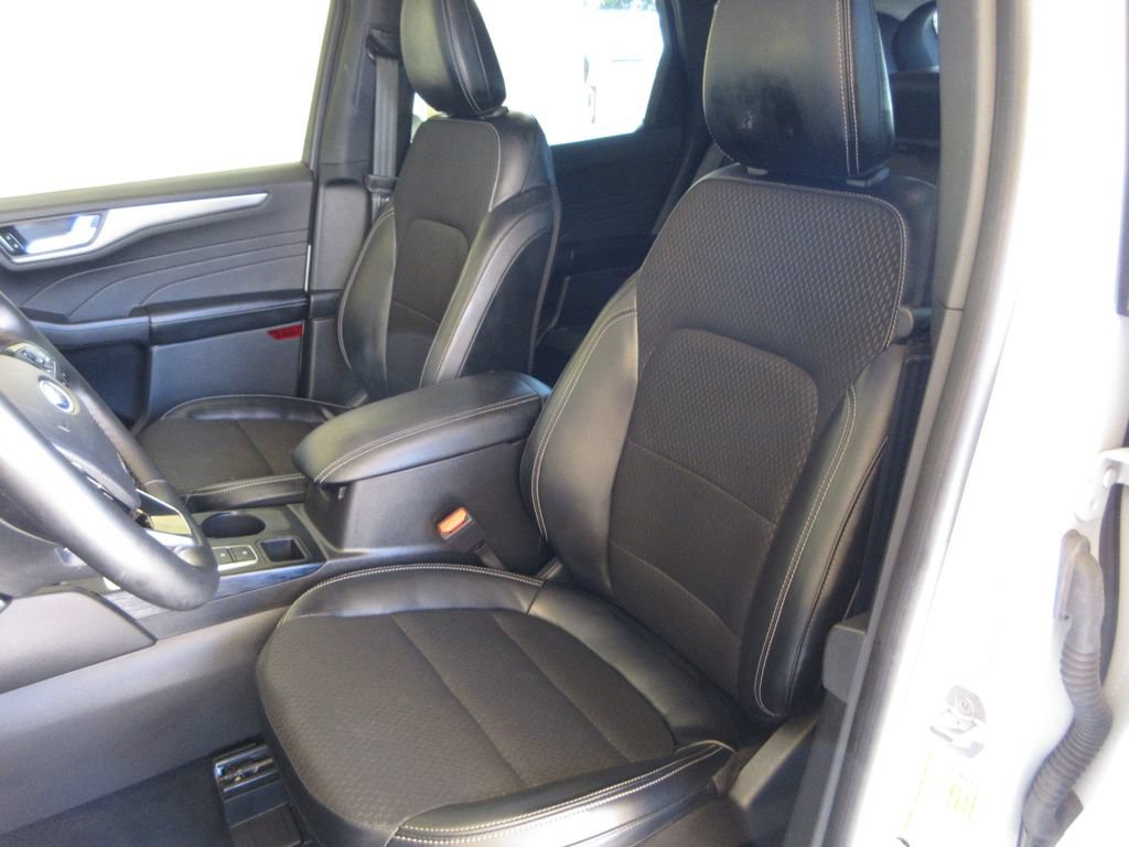 Certified 2025 Ford Escape SE FWD image 12