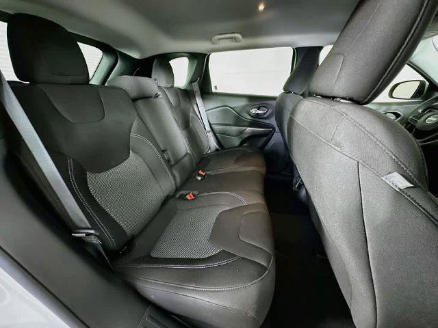 Used 2020 Jeep Cherokee Latitude FWD image 30