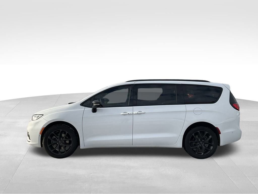 Used 2024 Chrysler Pacifica Touring-L w/ S Appearance Package image 2