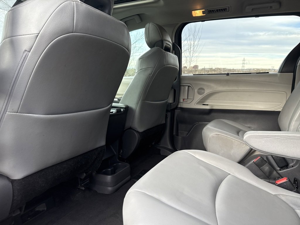 Used 2021 Toyota Sienna XLE image 21