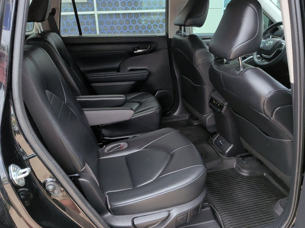 Used 2022 Toyota Highlander XLE FWD image 21