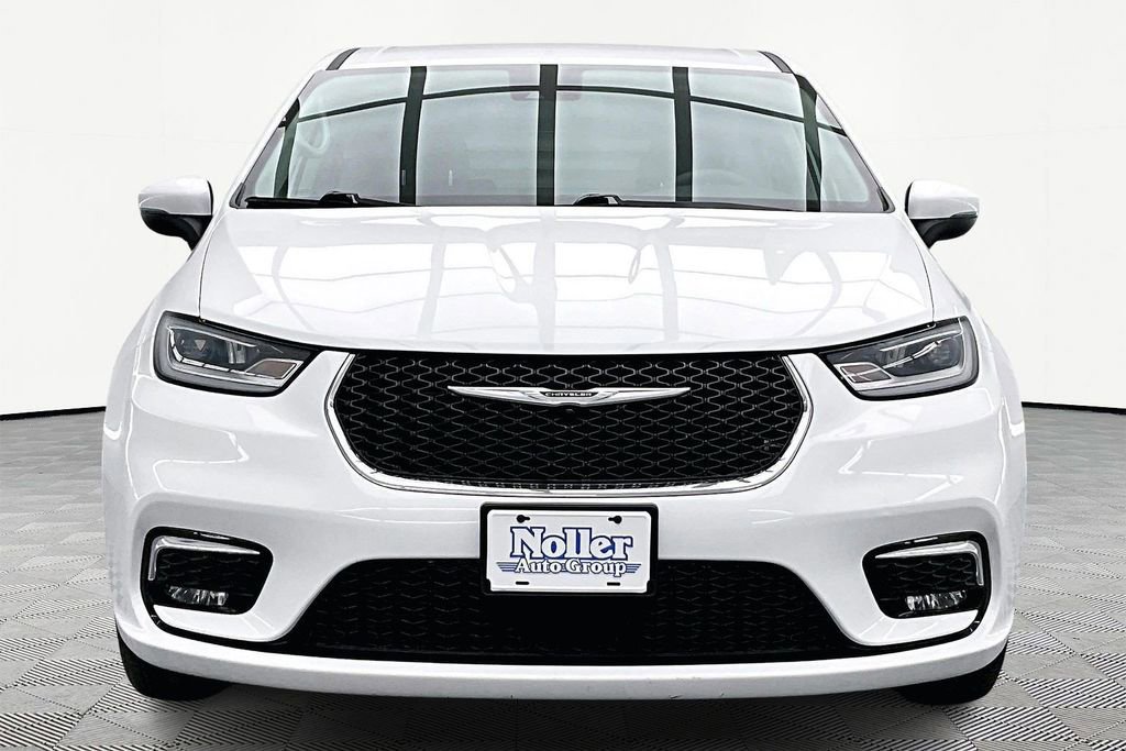 Used 2023 Chrysler Pacifica Touring-L image 6