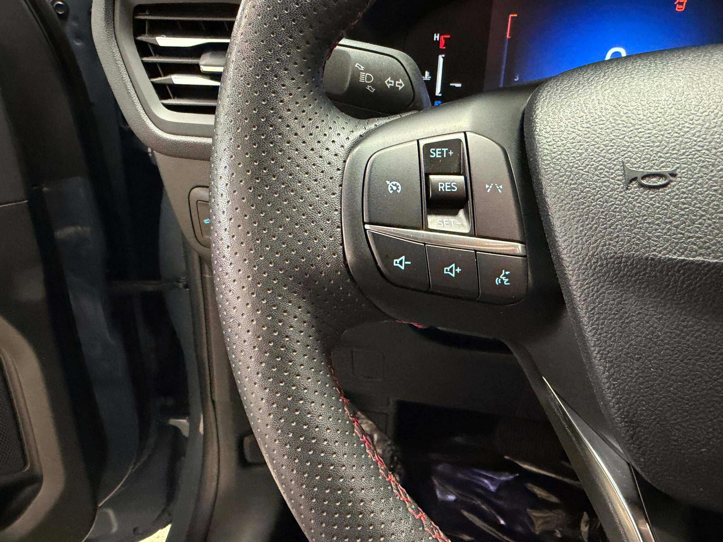 Certified 2025 Ford Escape ST-Line Select AWD/4WD image 16