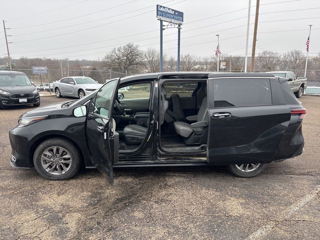 Used 2022 Toyota Sienna XLE image 7