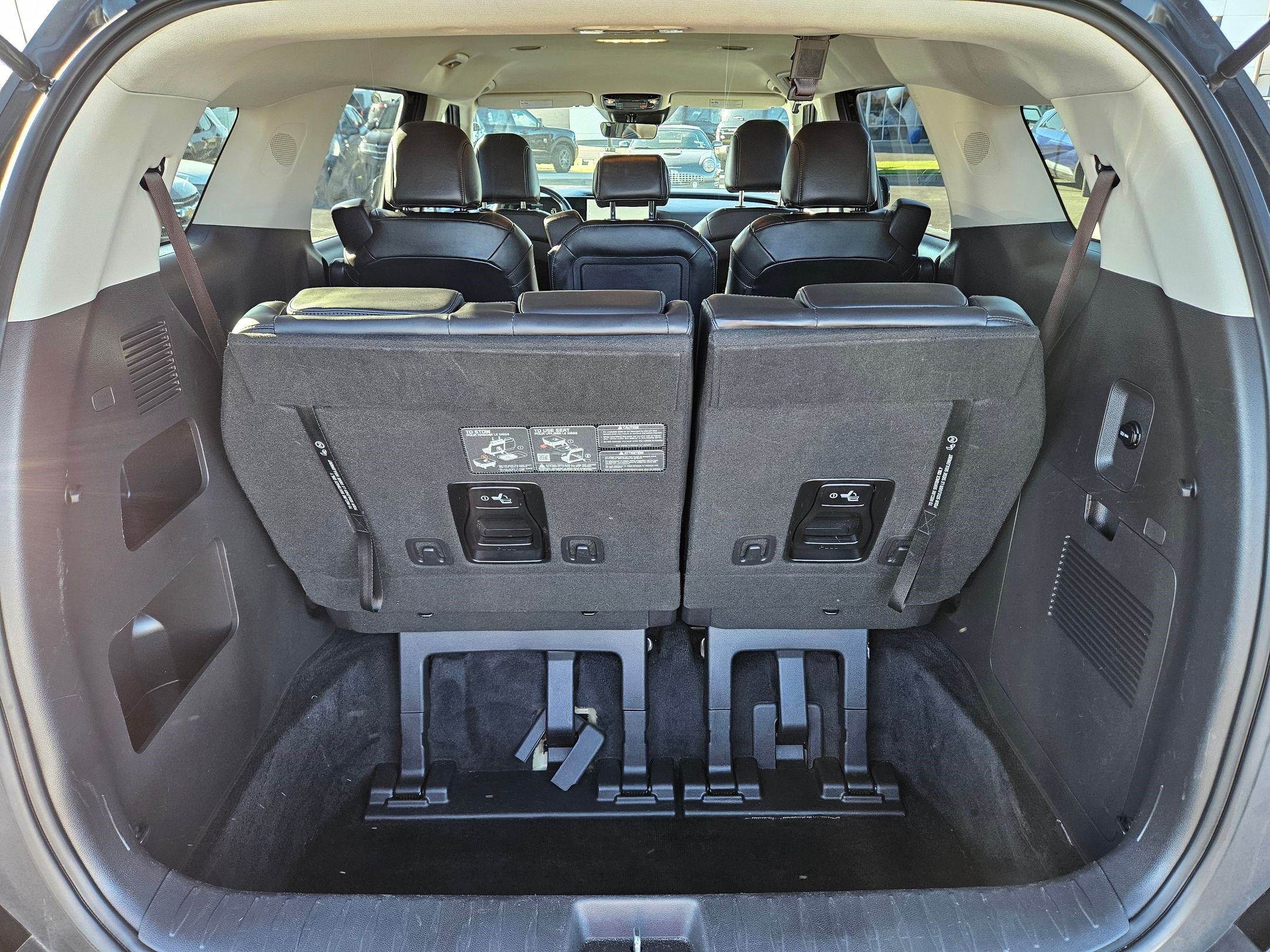 Used 2025 Kia Carnival FWD image 40