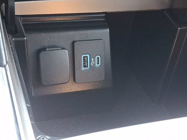 Certified 2022 Ford Explorer XLT w/ Equipment Group 202A AWD/4WD image 25