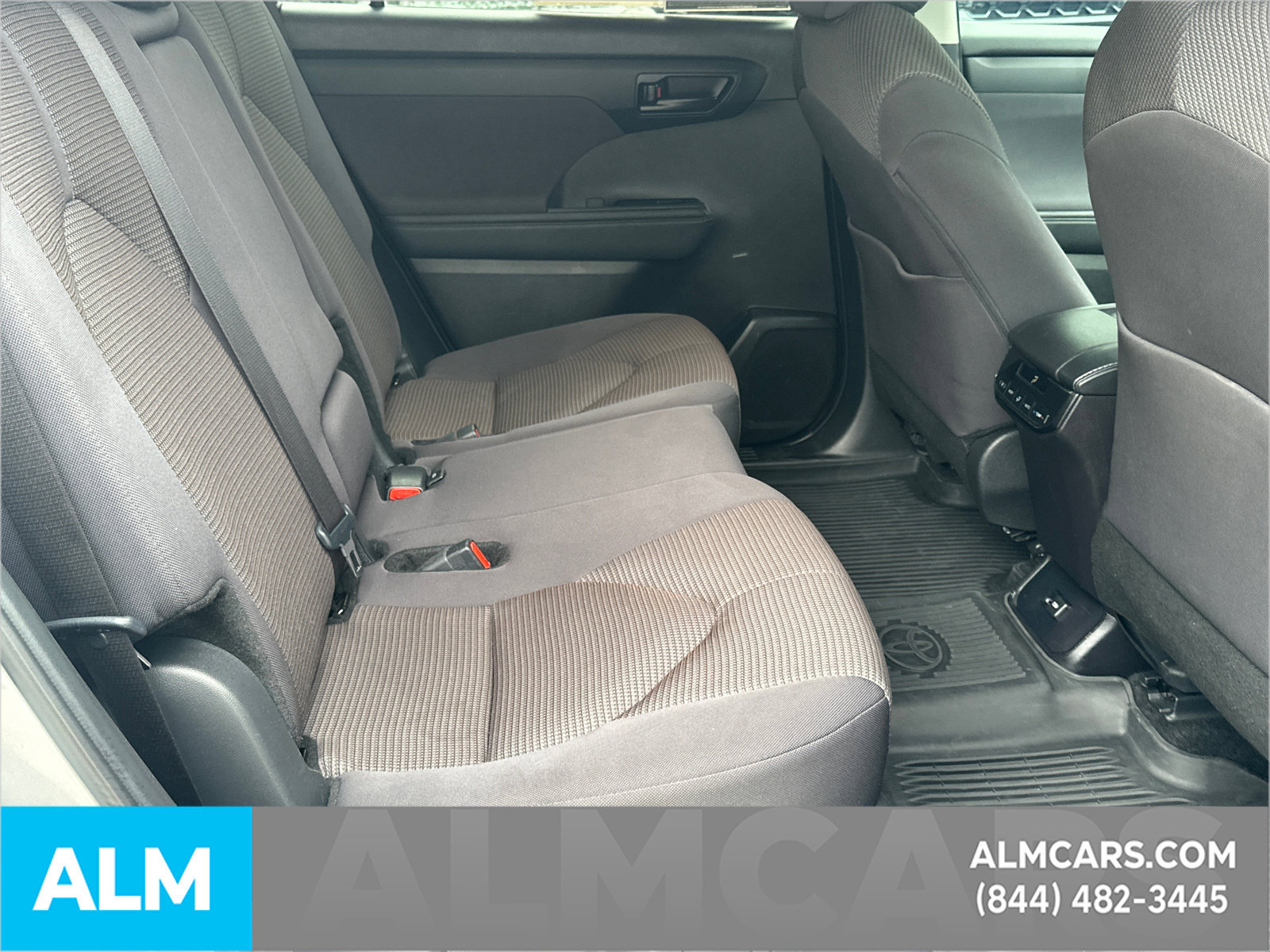 Used 2024 Toyota Highlander LE AWD/4WD image 17