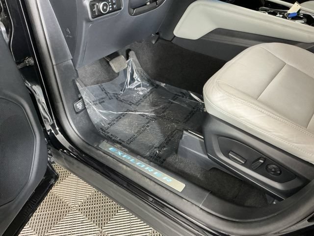 Certified 2025 Ford Explorer Platinum w/ Ultimate Package AWD/4WD image 17