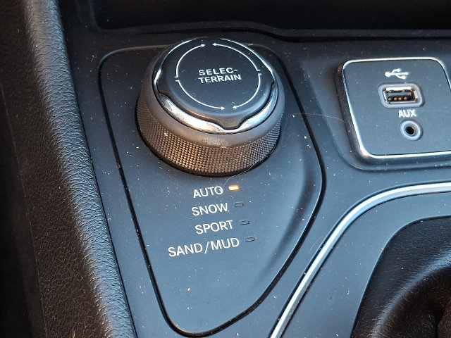 Used 2019 Jeep Cherokee Latitude Plus w/ Cold Weather Group AWD/4WD image 23
