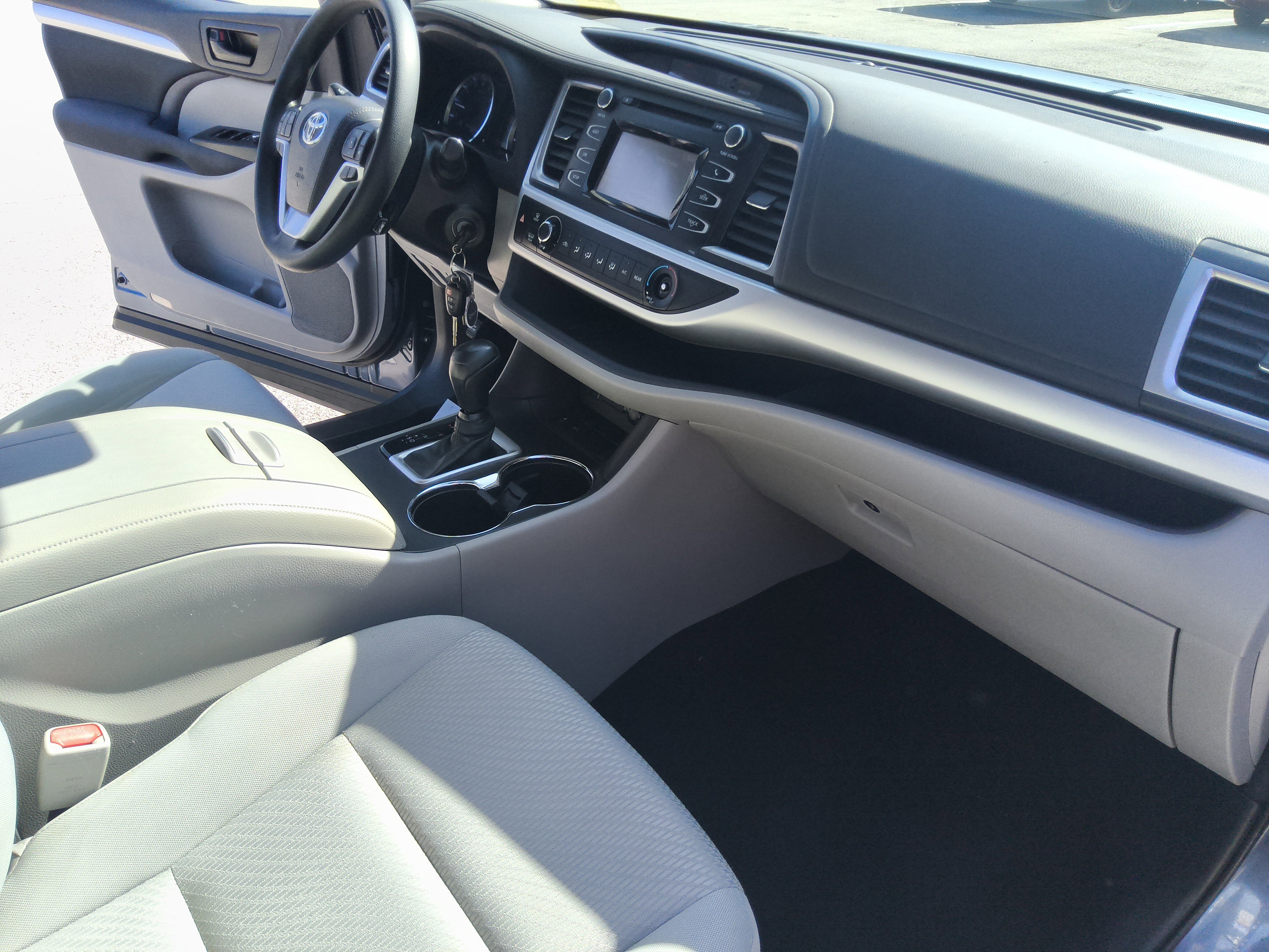 Used 2018 Toyota Highlander LE FWD image 28