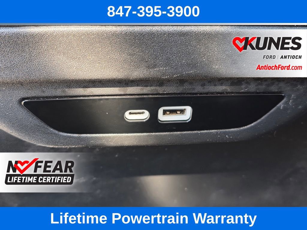 Used 2024 Chrysler Pacifica Touring-L image 39