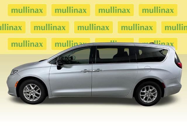 Used 2024 Chrysler Pacifica Touring-L FWD image 12