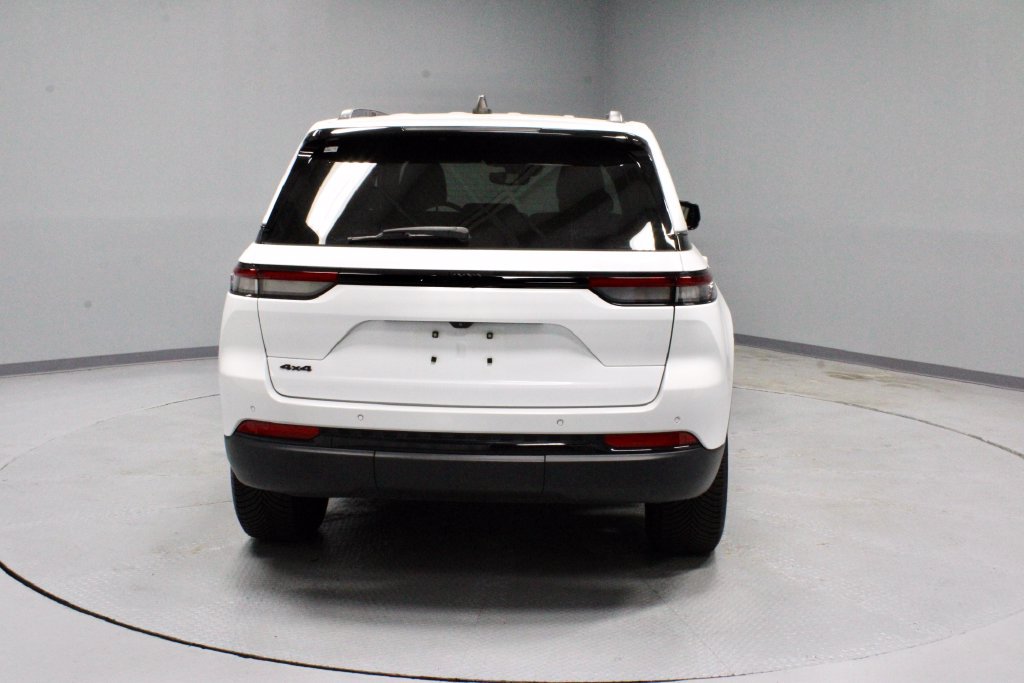 Used 2023 Jeep Grand Cherokee Altitude AWD/4WD image 9