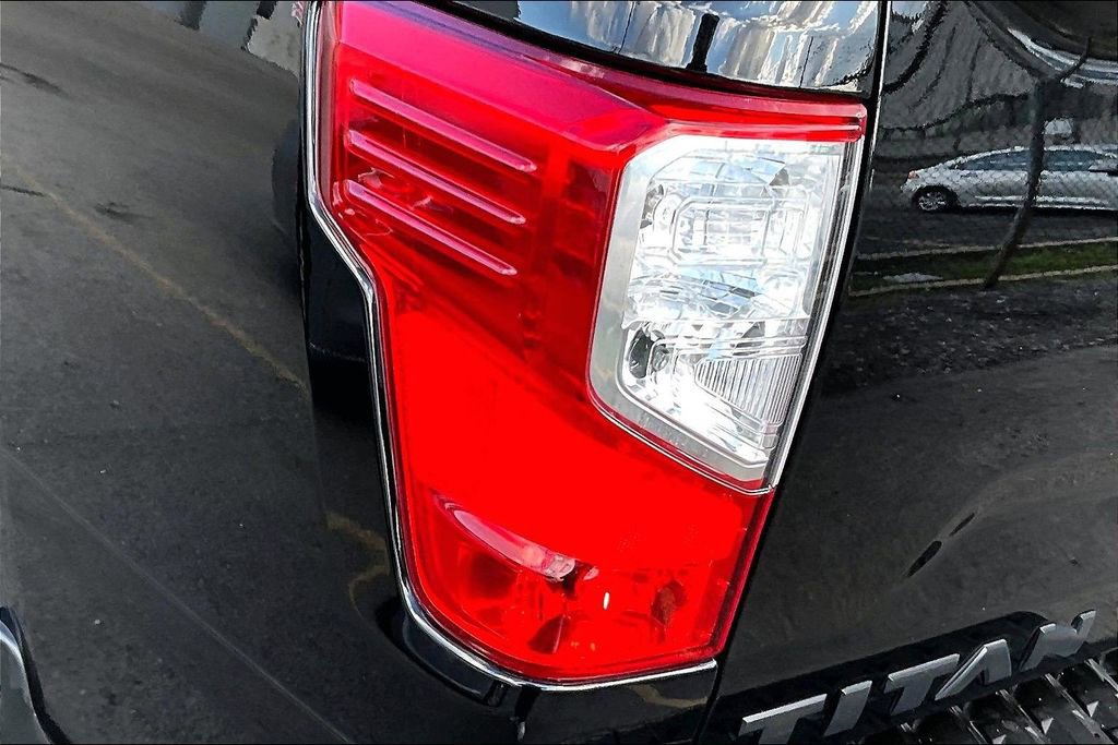 Used 2018 Nissan Titan SV w/ SV Convenience Package image 28