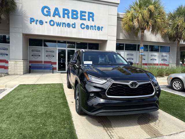 Used 2023 Toyota Highlander XLE AWD/4WD image 2