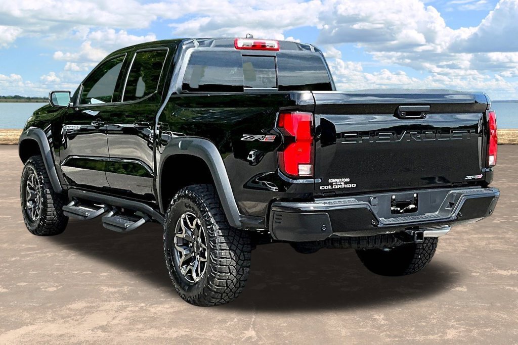 Used 2025 Chevrolet Colorado ZR2 w/ Technology Package AWD/4WD image 5