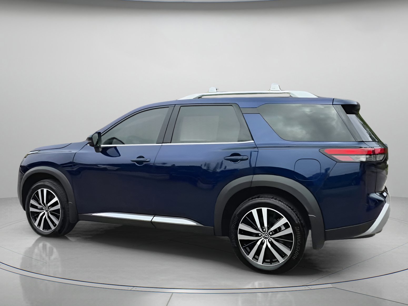 Used 2024 Nissan Pathfinder Platinum image 11