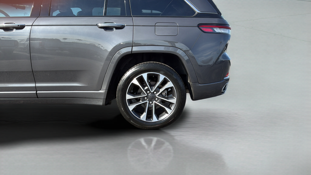 Used 2022 Jeep Grand Cherokee Overland w/ Luxury Tech Group IV AWD/4WD image 30