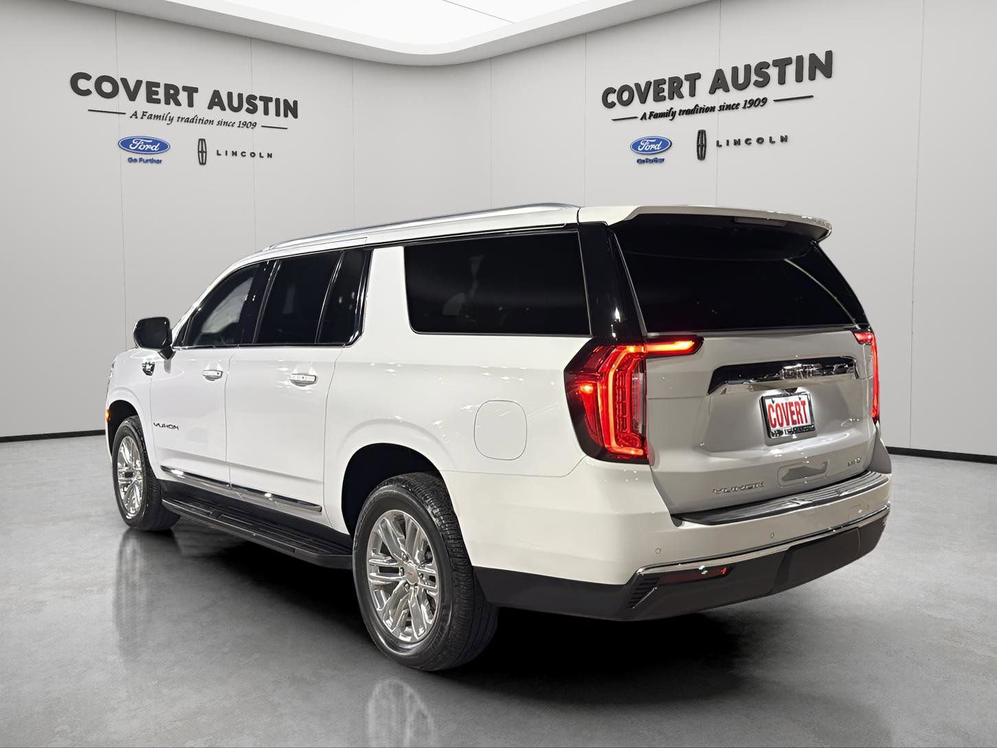 Used 2023 GMC Yukon XL SLT image 3