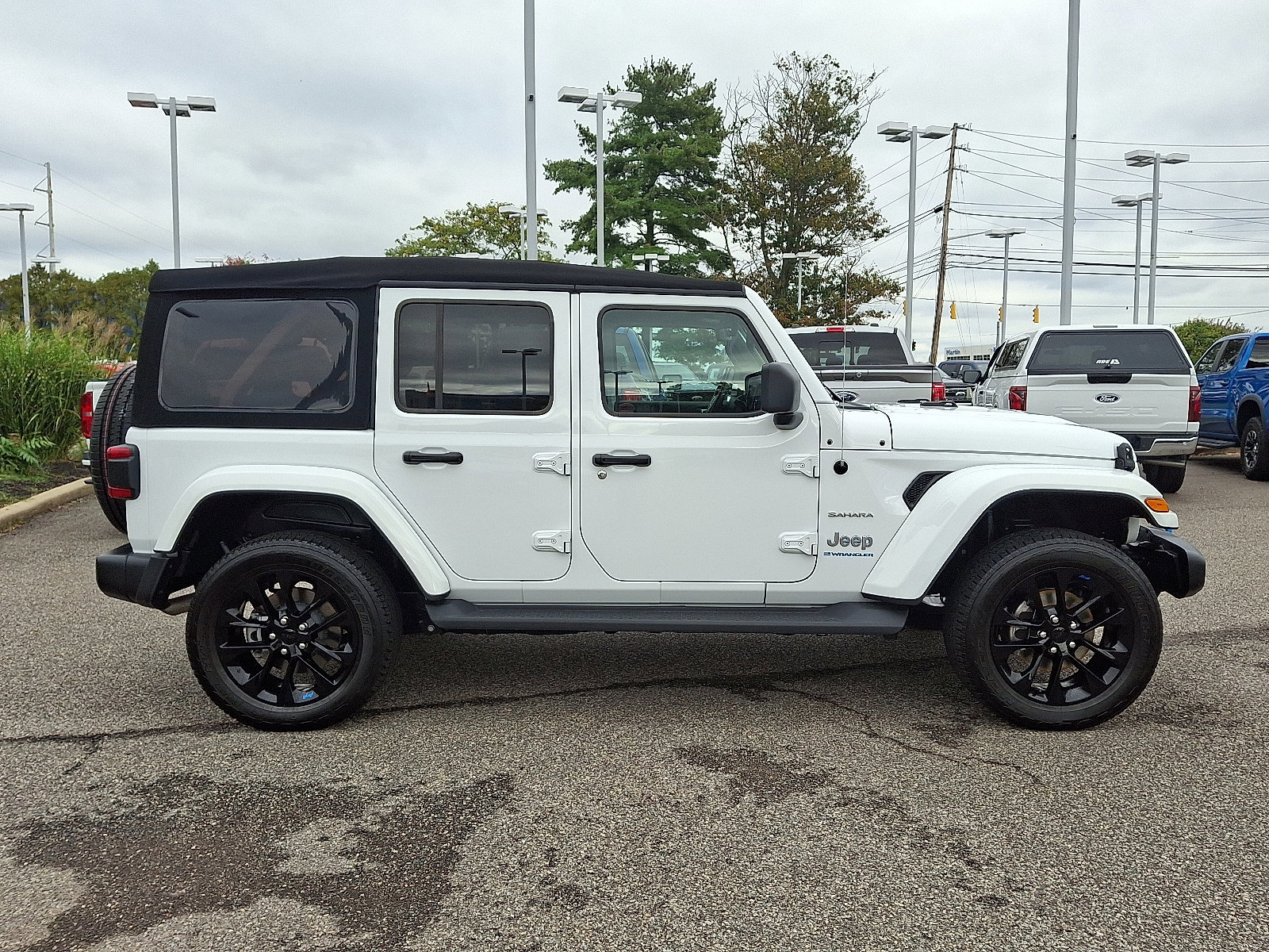 Used 2023 Jeep Wrangler Sahara w/ Cold Weather Group image 9