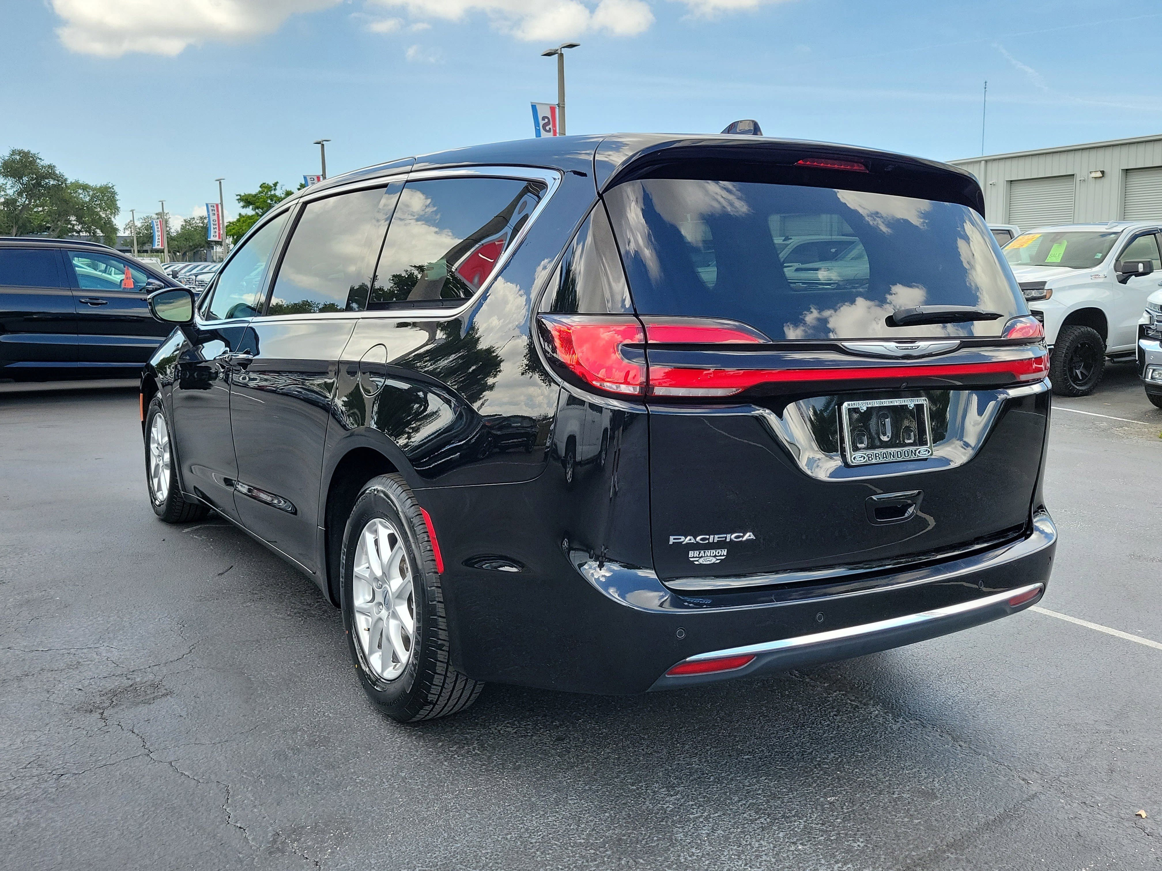Used 2024 Chrysler Pacifica Touring-L FWD image 7