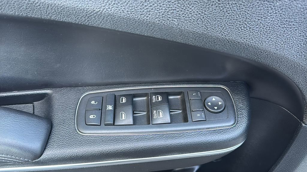 Used 2018 Chrysler 300 Touring L image 19