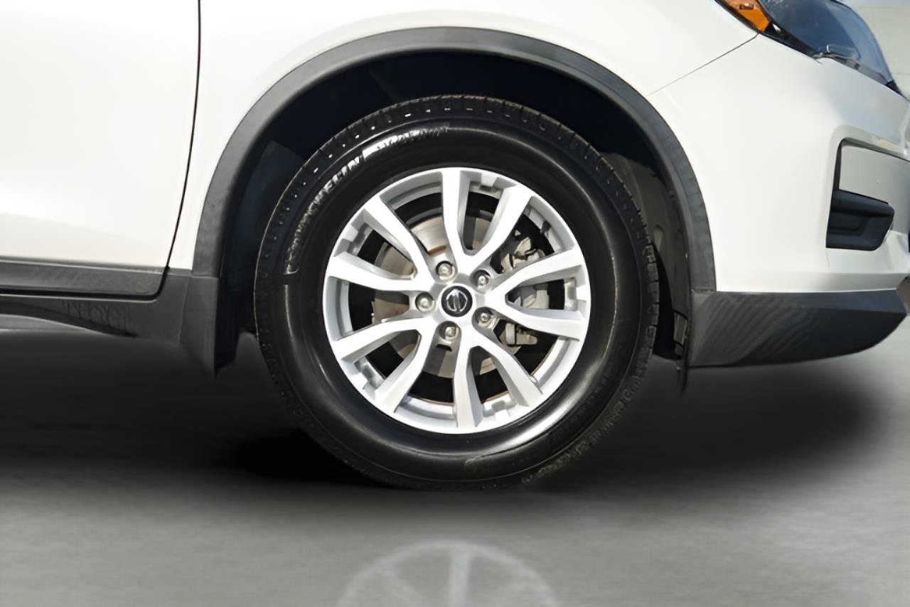 Used 2018 Nissan Rogue SV w/ Premium Package FWD image 4