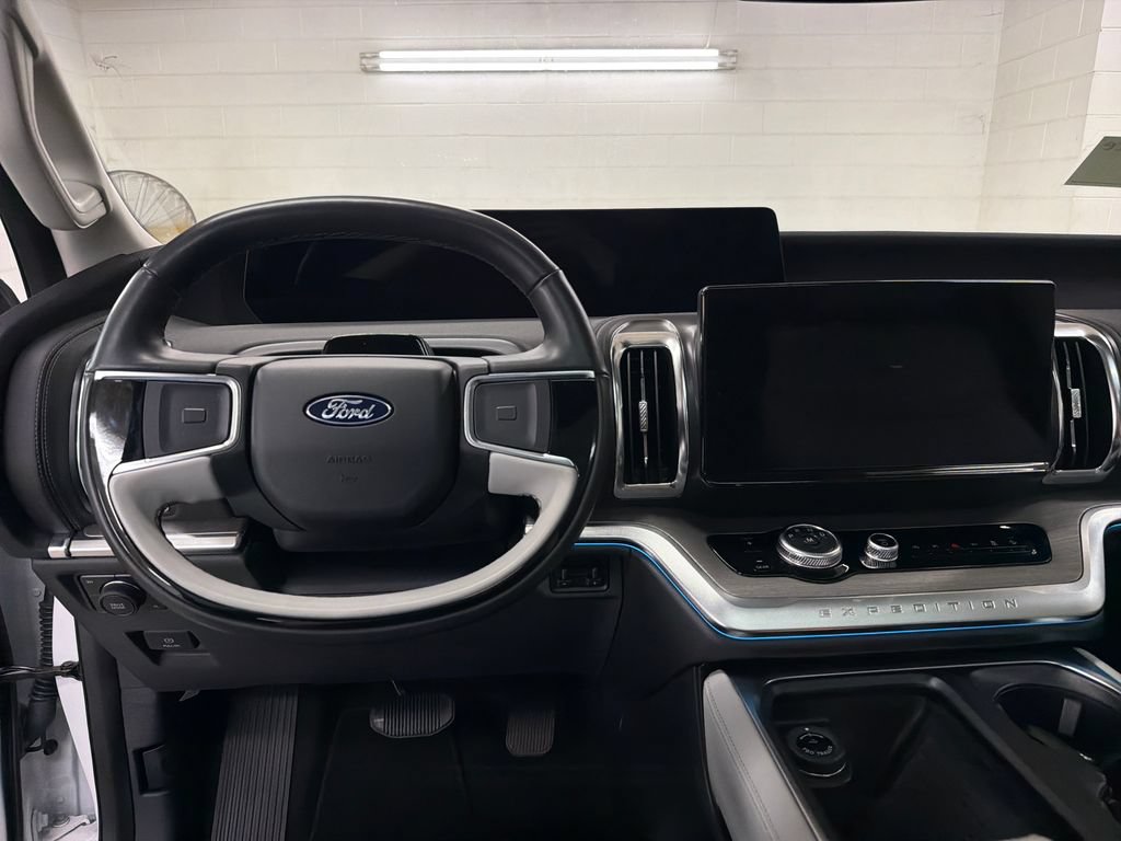 Certified 2025 Ford Expedition Platinum w/ Driver's Package AWD/4WD image 9