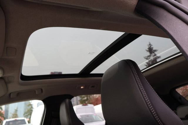 Used 2025 Volvo XC40 B5 Plus image 17