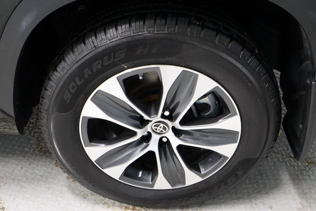 Used 2023 Toyota Highlander XLE AWD/4WD image 20