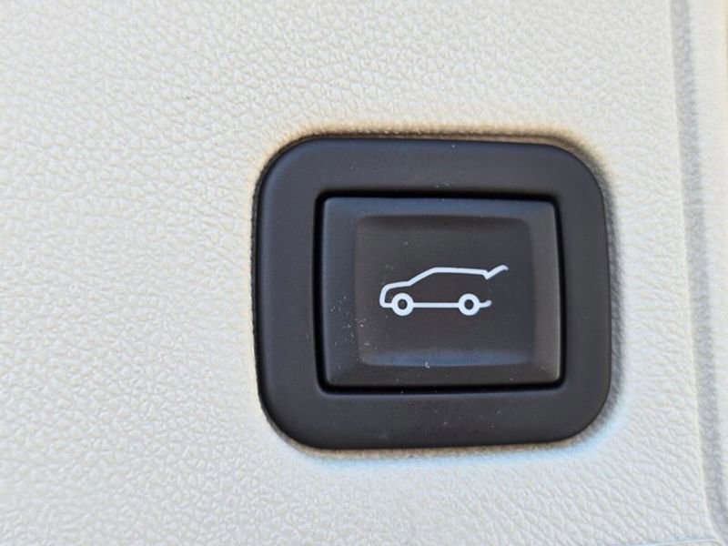 Used 2023 GMC Terrain Denali w/ Denali Premium Package image 17