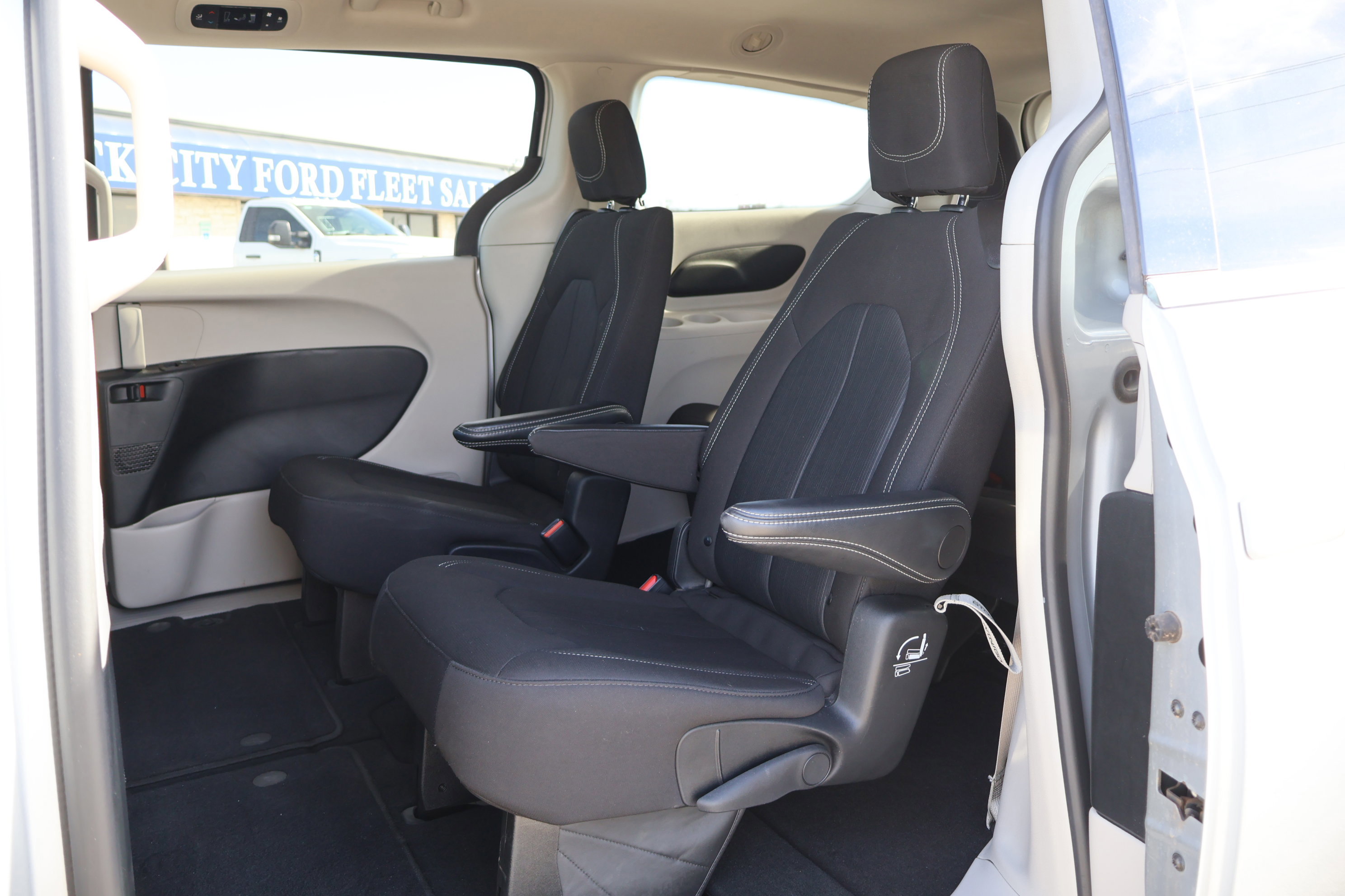 Used 2024 Chrysler Voyager LX image 29