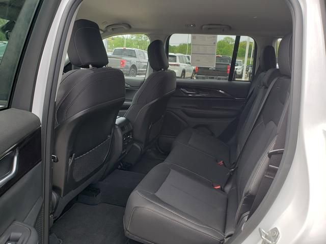Used 2023 Jeep Grand Cherokee Laredo w/ Luxury Tech Group I AWD/4WD image 13