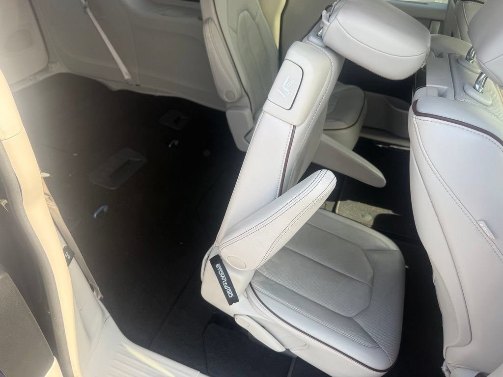 Used 2018 Chrysler Pacifica Limited w/ Advanced Safetytec Group FWD image 59