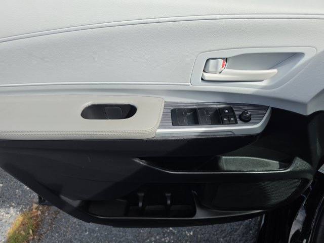 Used 2025 Toyota Sienna LE FWD image 18