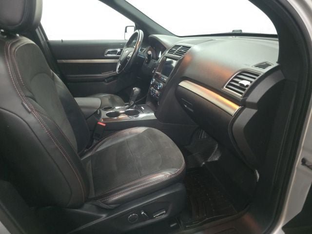 Certified 2018 Ford Explorer XLT w/ Equipment Group 202A FWD image 4