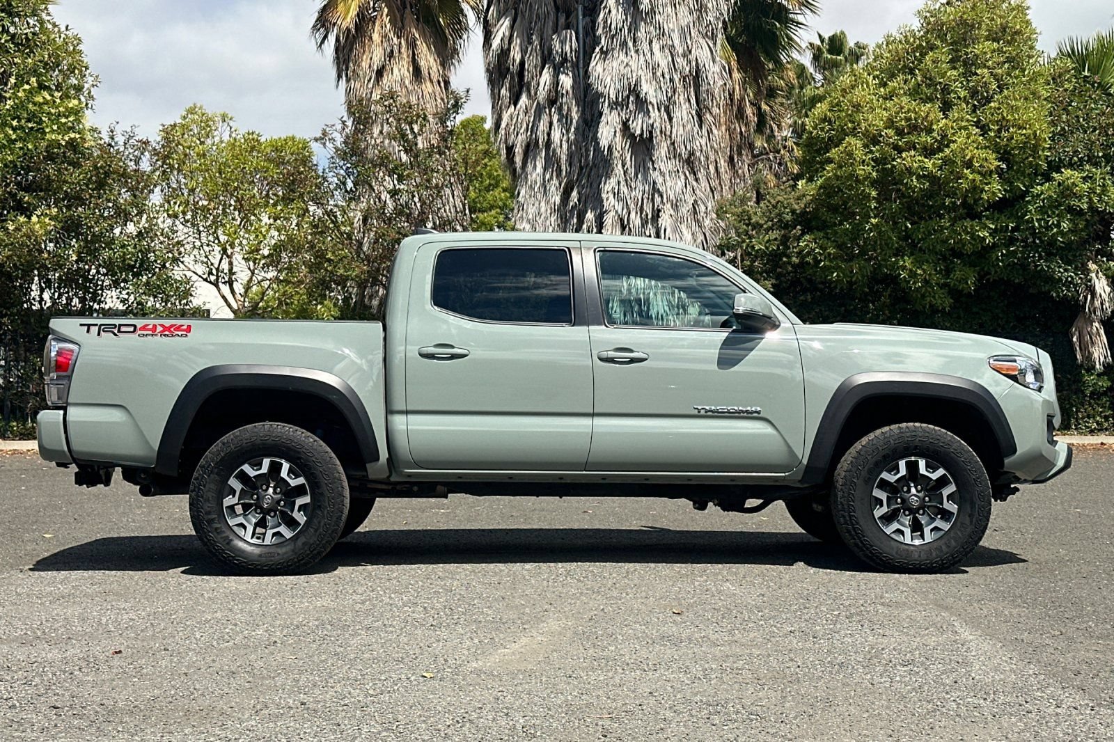 Used 2023 Toyota Tacoma TRD Off-Road w/ Technology Package AWD/4WD image 2