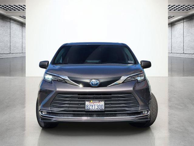 Used 2022 Toyota Sienna XLE AWD/4WD image 3