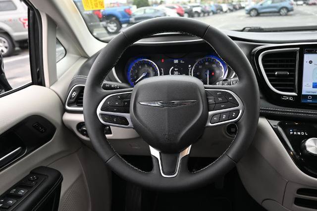 Used 2024 Chrysler Pacifica Touring-L AWD/4WD image 32