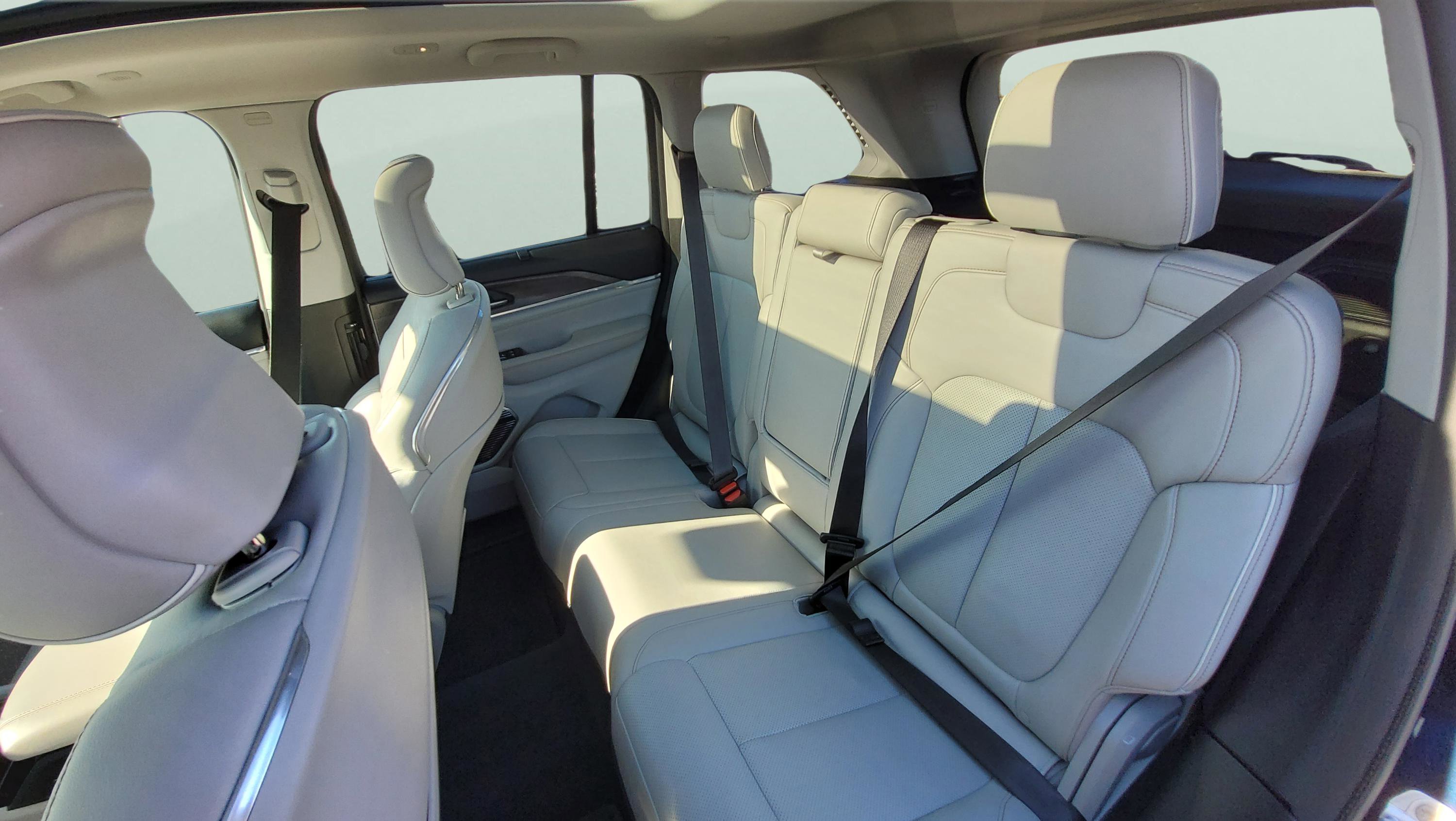 Used 2022 Jeep Grand Cherokee Overland w/ Advanced Protech Group III image 18