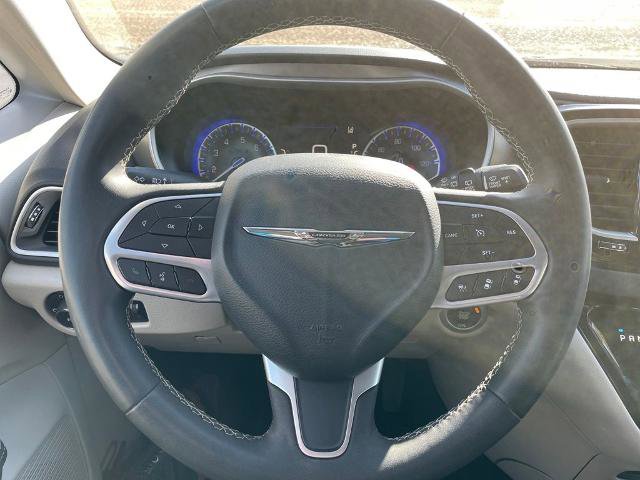Used 2023 Chrysler Pacifica Touring-L image 18