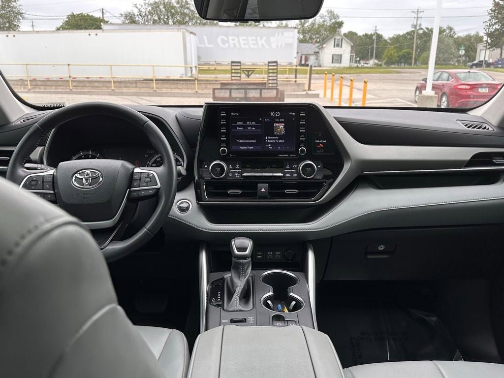 Used 2022 Toyota Highlander XLE AWD/4WD image 39