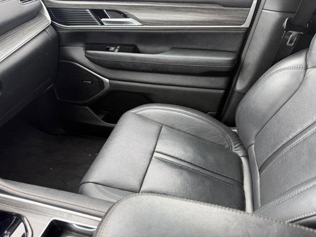Used 2024 Jeep Wagoneer L Series II w/ Flexible Seating Group AWD/4WD image 20