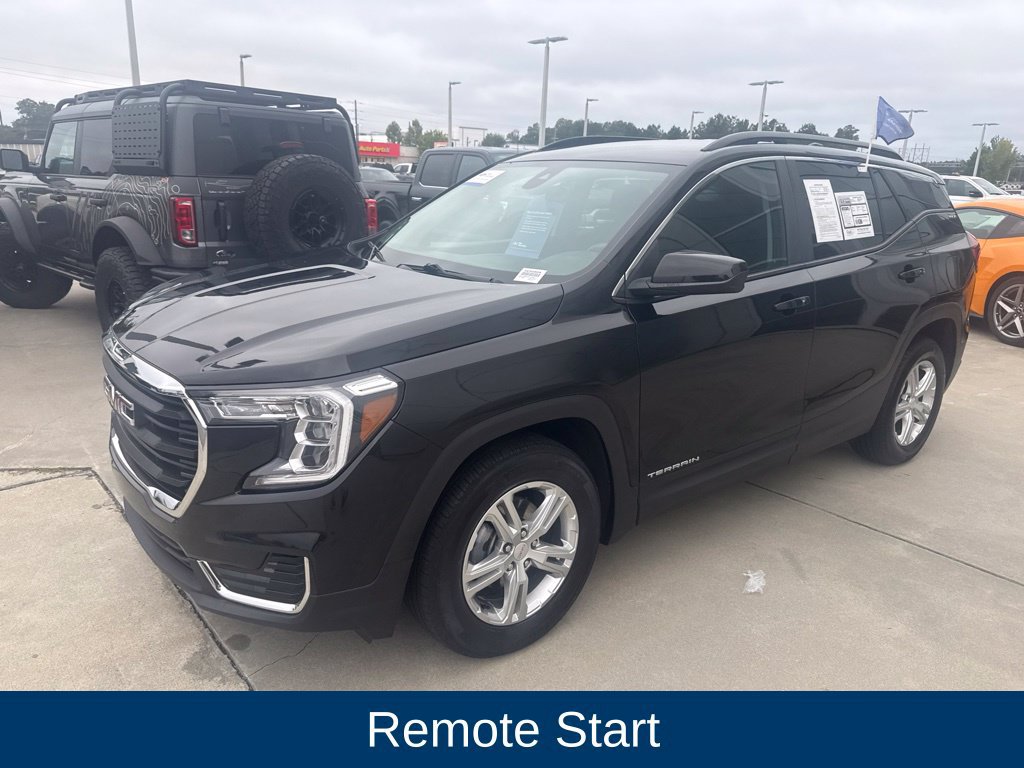 Used 2024 GMC Terrain SLE w/ Driver Convenience Package FWD image 4