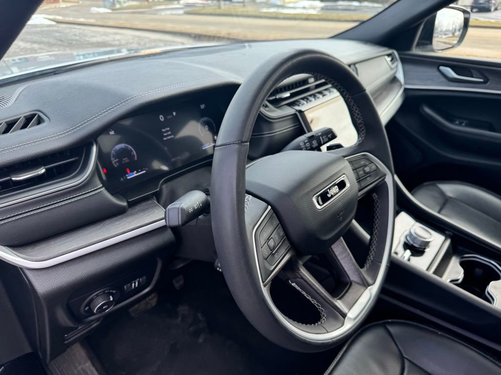 Used 2024 Jeep Grand Cherokee L Limited w/ Luxury Tech Group II image 4