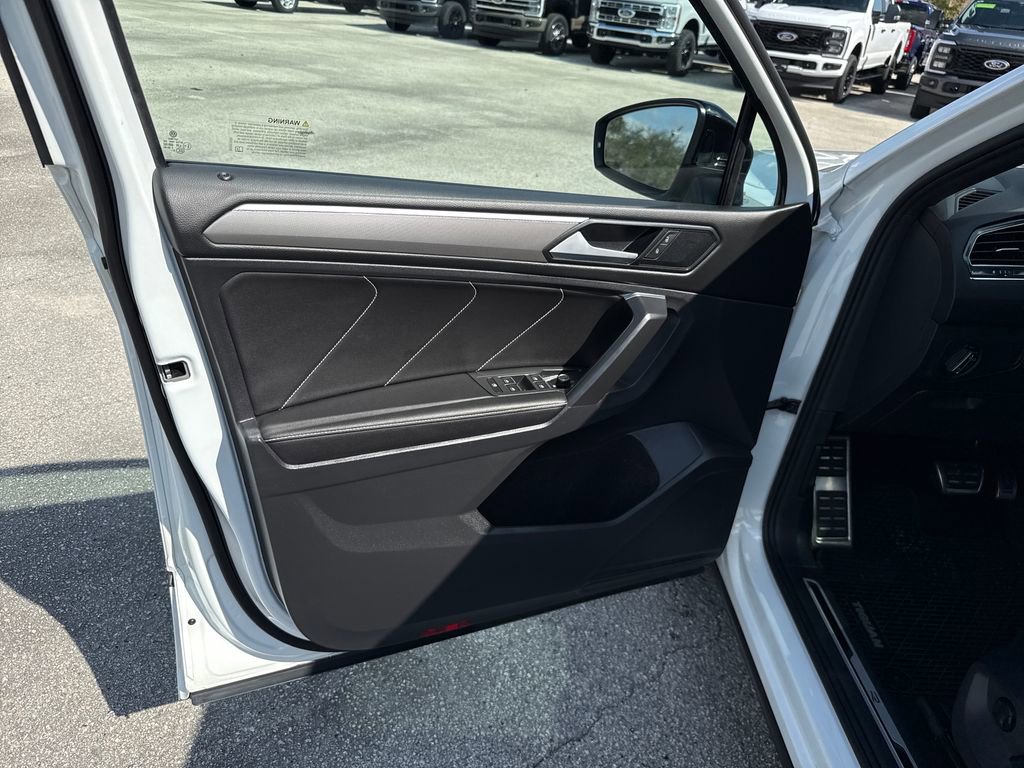 Used 2023 Volkswagen Tiguan SE R-Line image 14