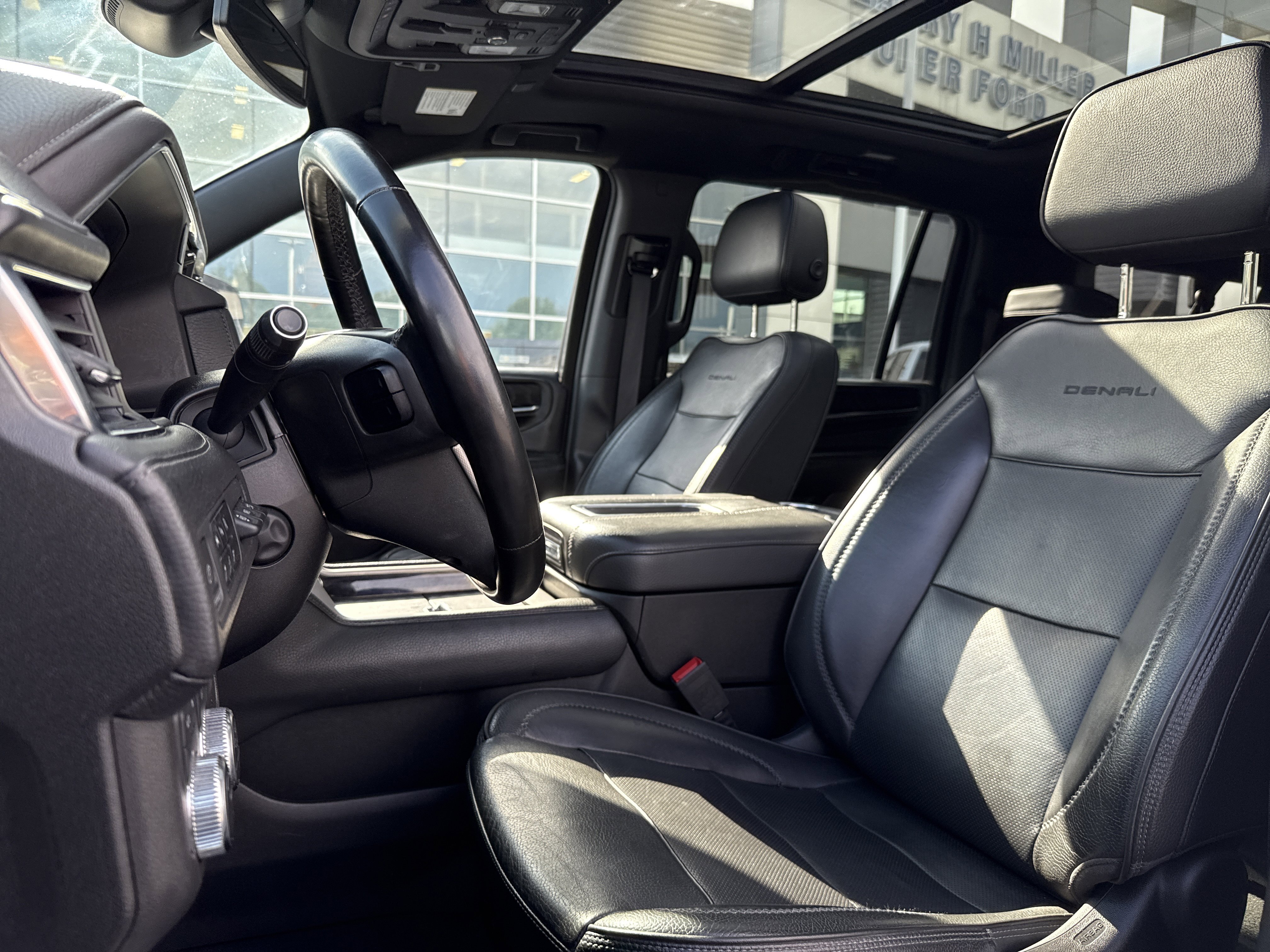 Used 2023 GMC Yukon XL Denali AWD/4WD image 9